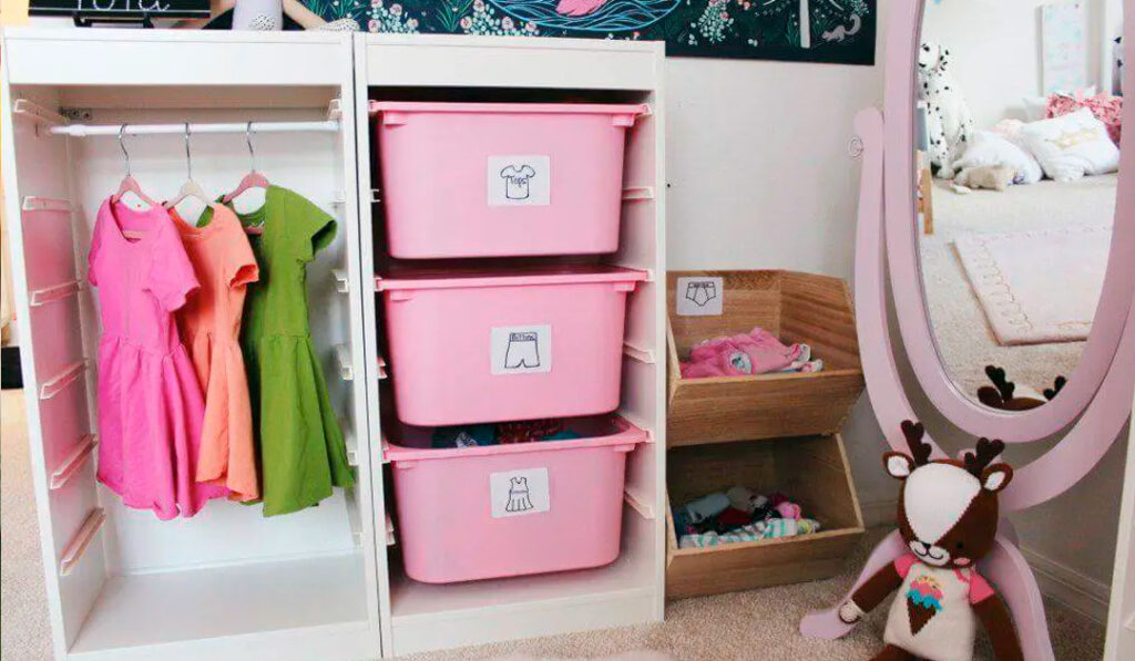 Kids clothes organization with labels