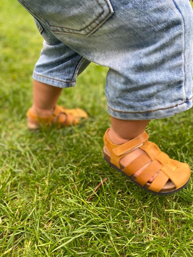 Sandal Kids - 100% natural cork sole, outsole is a mixture of cork, rubber and resin , it provides an easy walk with flexible and light base texture.