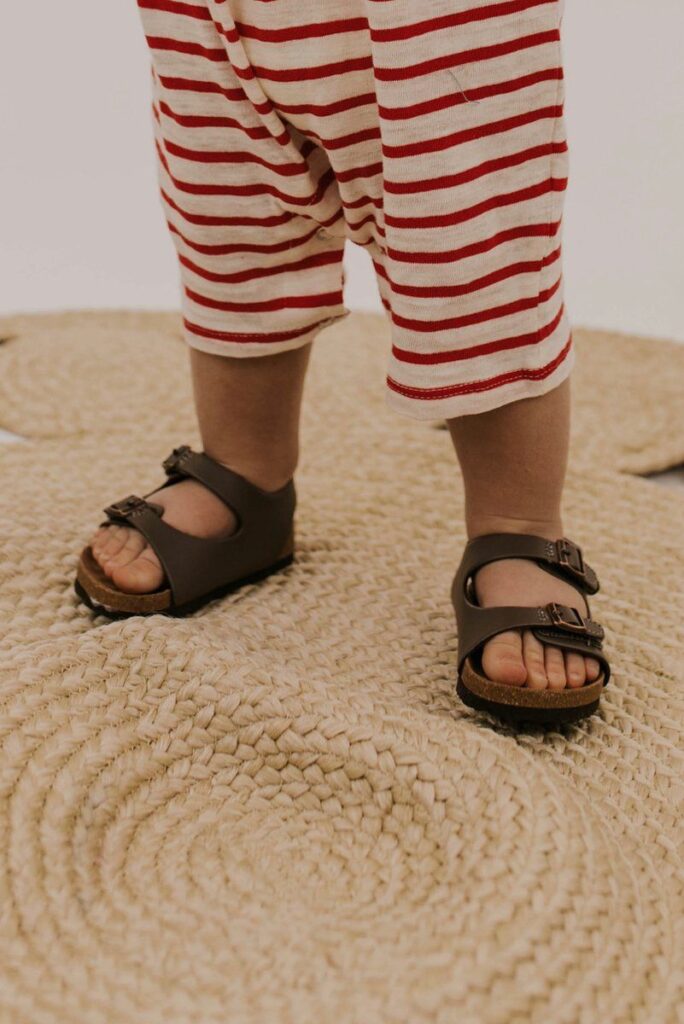 Light sandals for small children