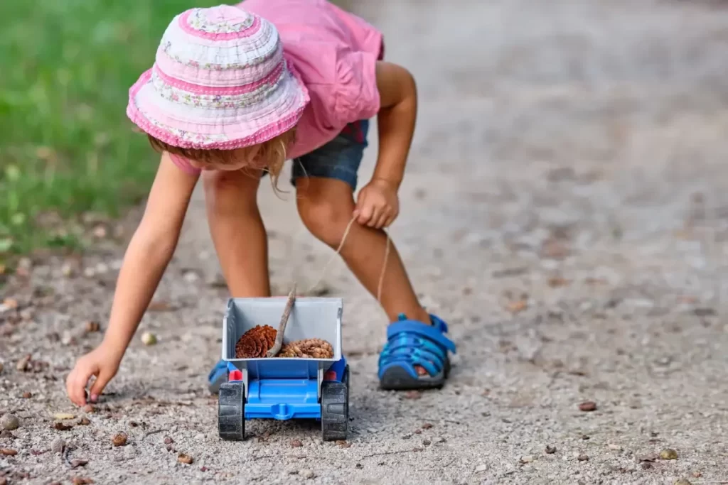 Children explore the objects they find in nature, which allows them to be even more interested in nature